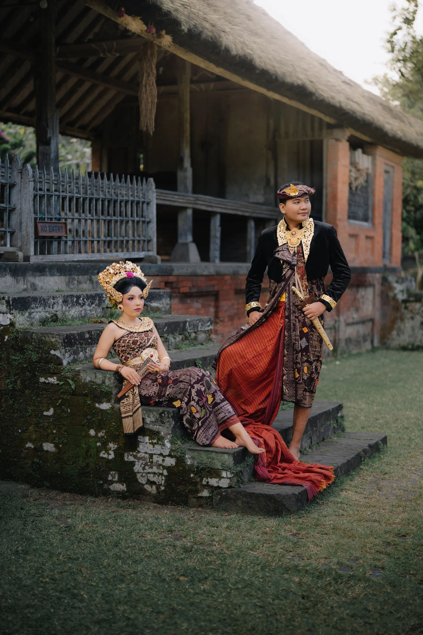 Krisna dan Dewik dalam busana adat Bali