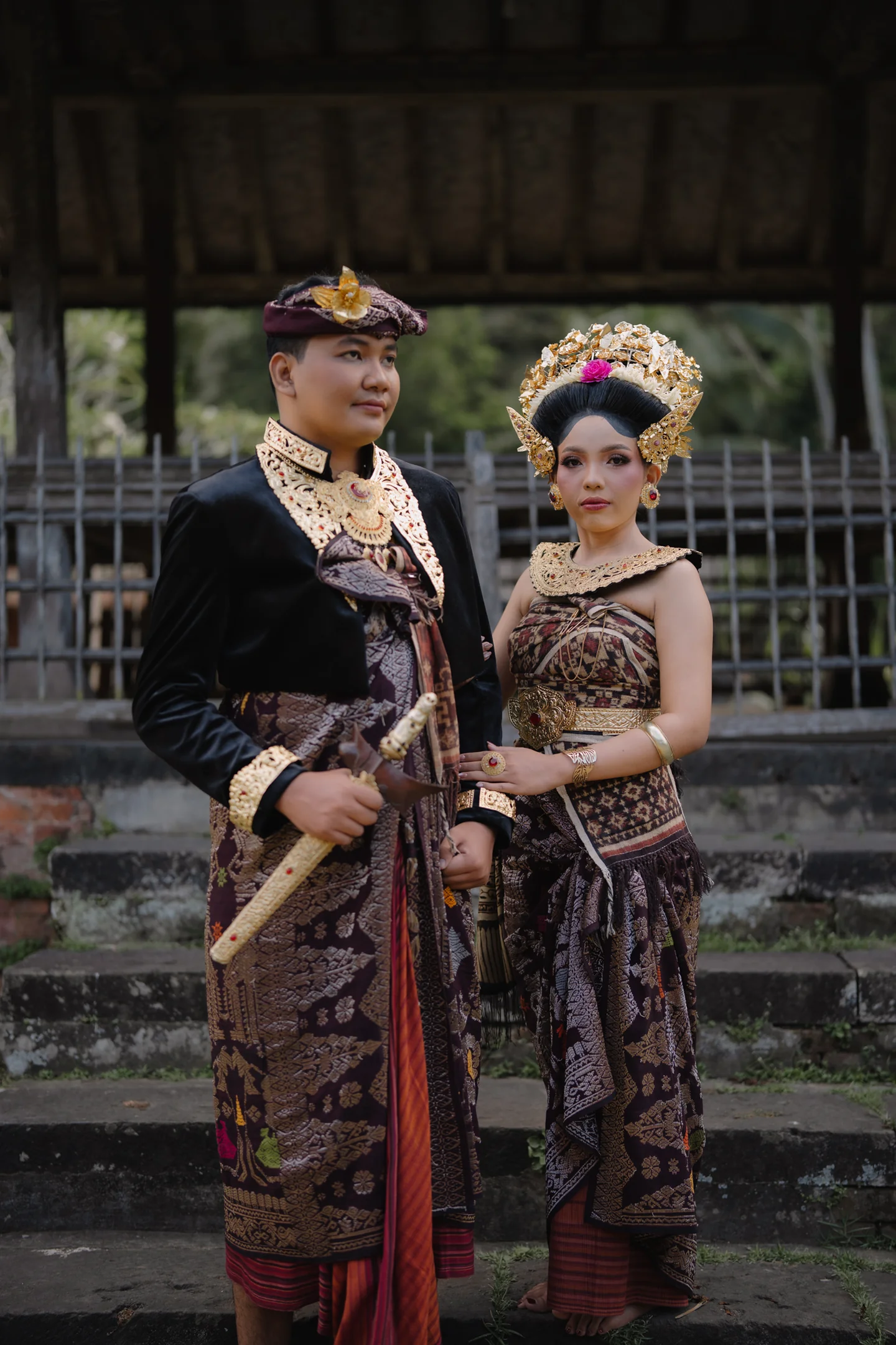 Krisna dan Dewik berbusana adat Bali