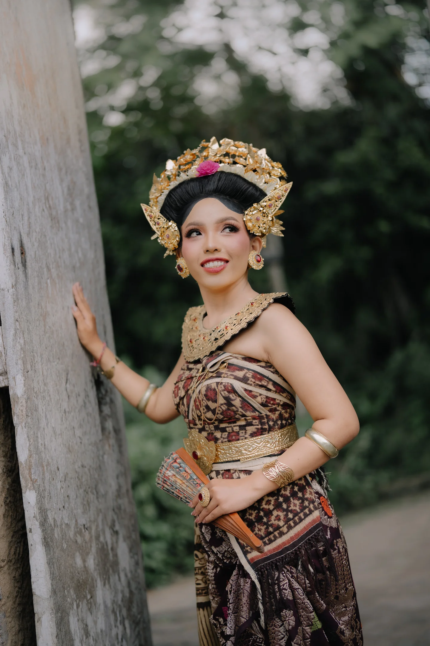 Dewik Elianti mengenakan busana adat Bali