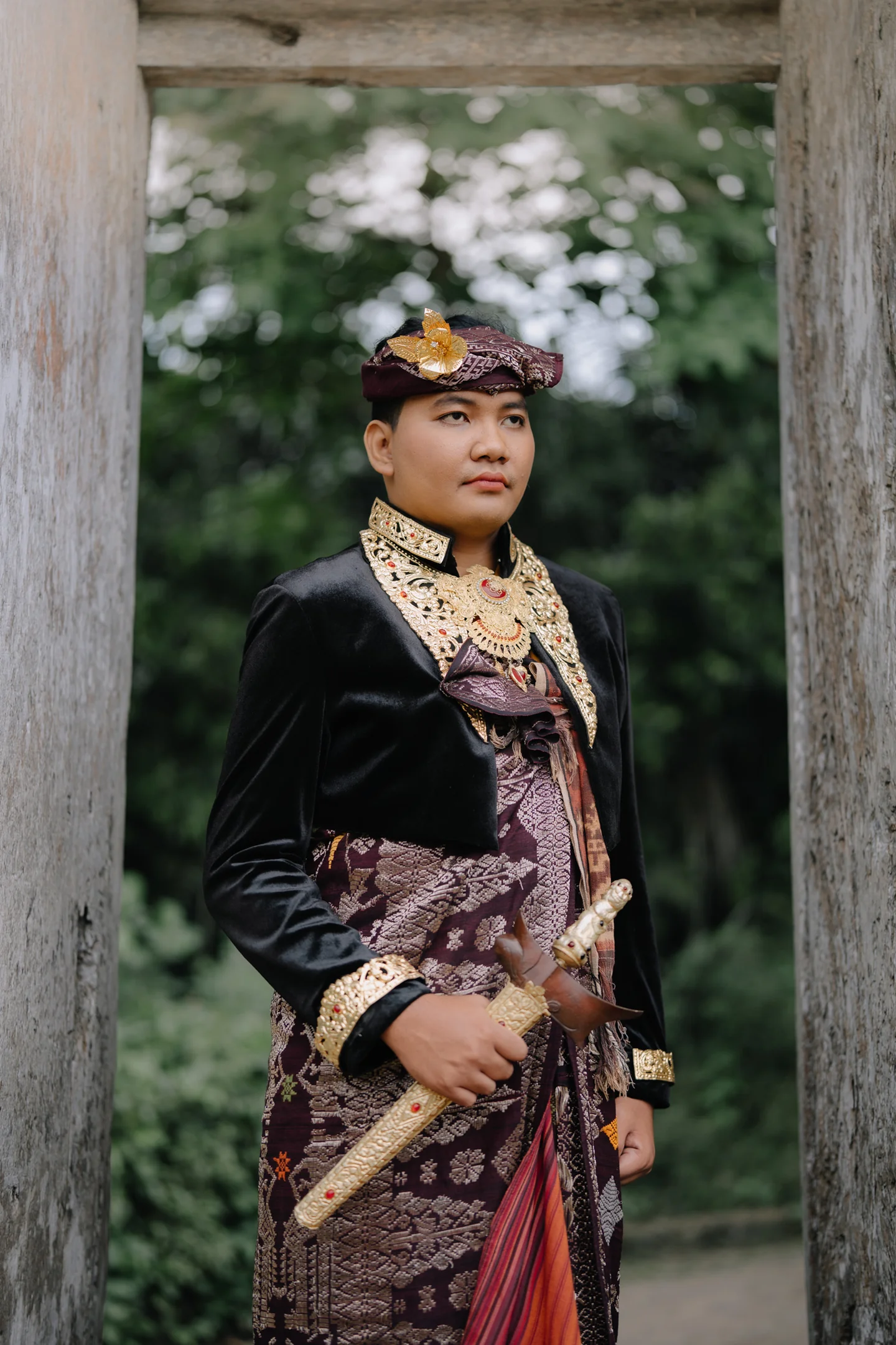 Krisna Pranata mengenakan busana adat Bali
