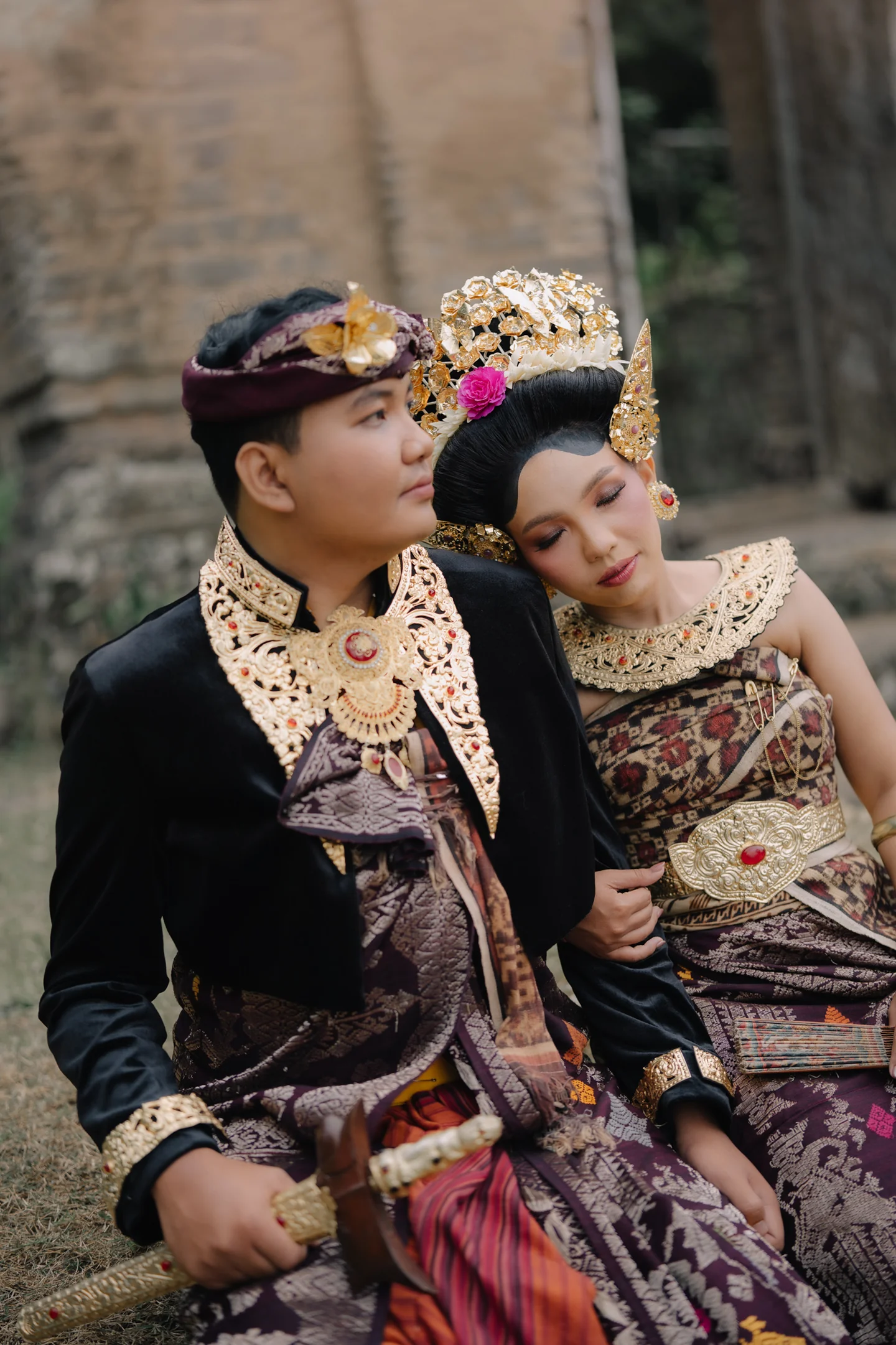 Dewik bersandar di bahu Krisna