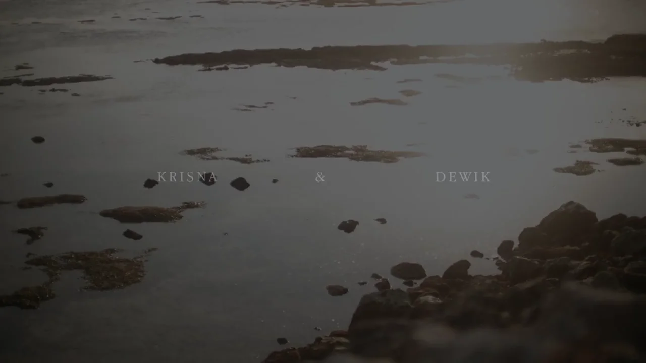Cuplikan film prewedding casual Krisna dan Dewik di pantai